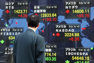 Asian Stocks Dip on Omicron Fears