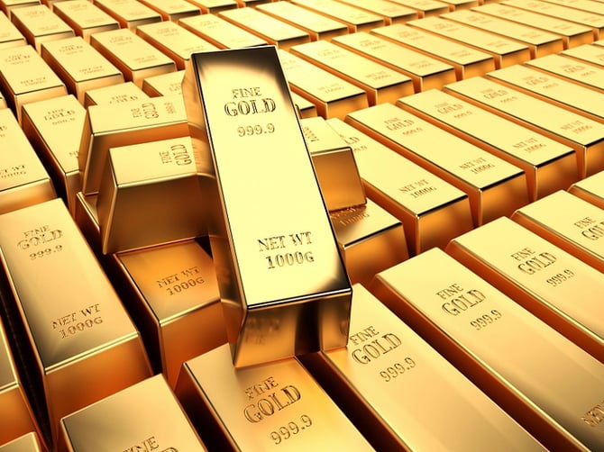 Gold Rises as Dollar Dips and Trade Uncertainty Builds