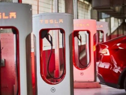 GM to Join Ford in Using Tesla’s Charging Network