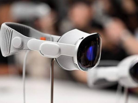 Meta and Apple Take Their Rivalry to Virtual Reality