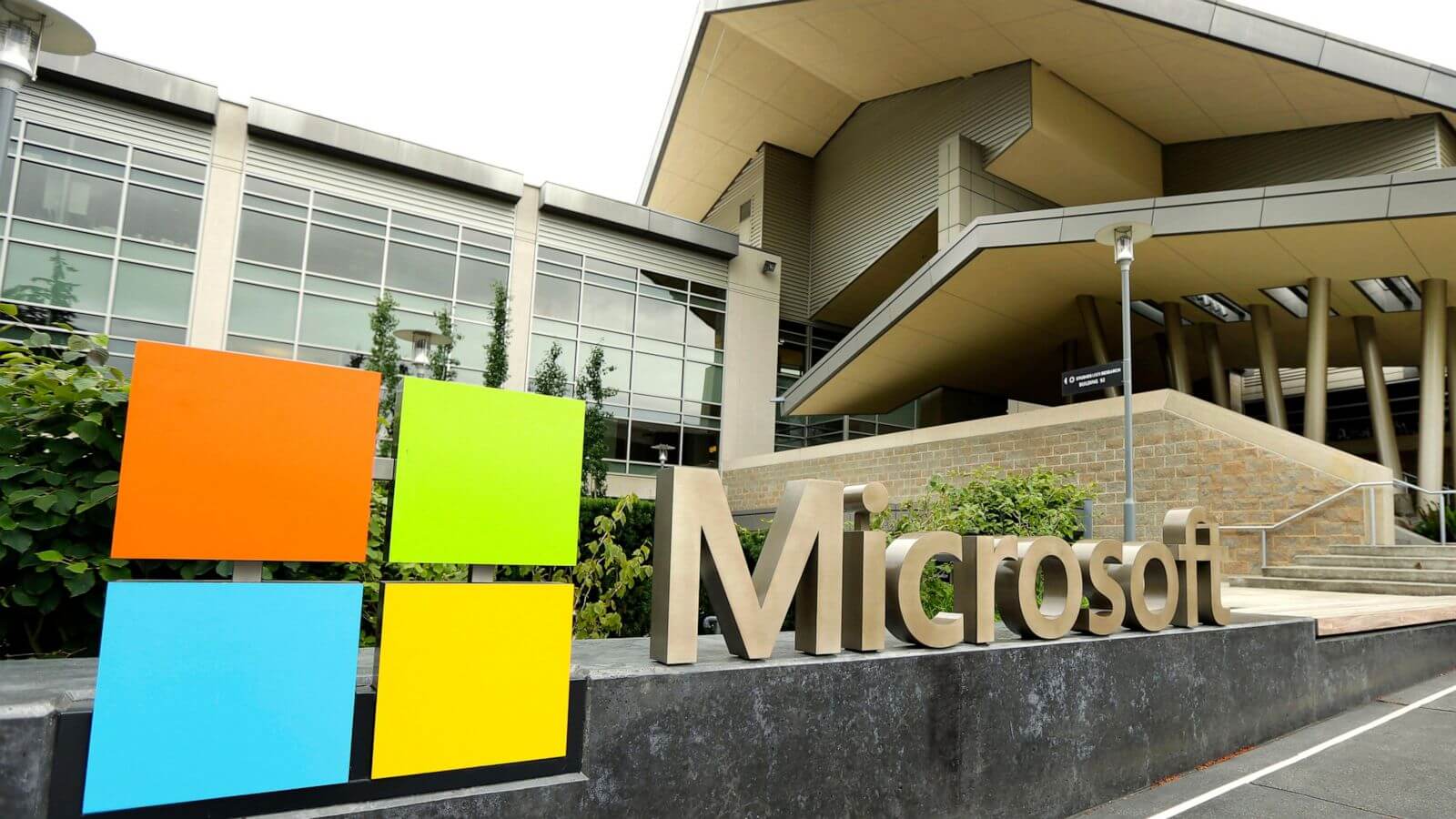 Microsoft Reports Earnings Growth, Gushes over AI