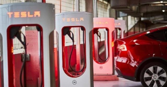 GM to Join Ford in Using Tesla’s Charging Network