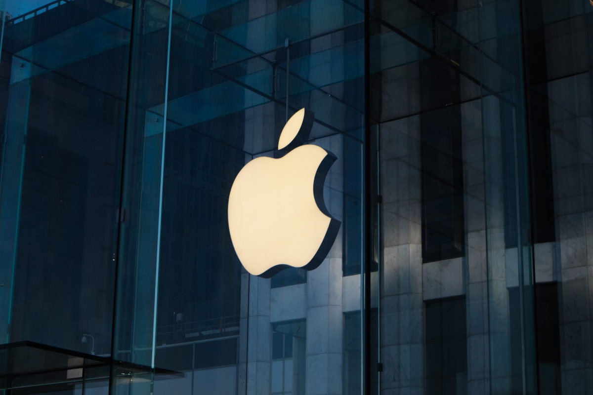 Apple Takes Aim at Banks