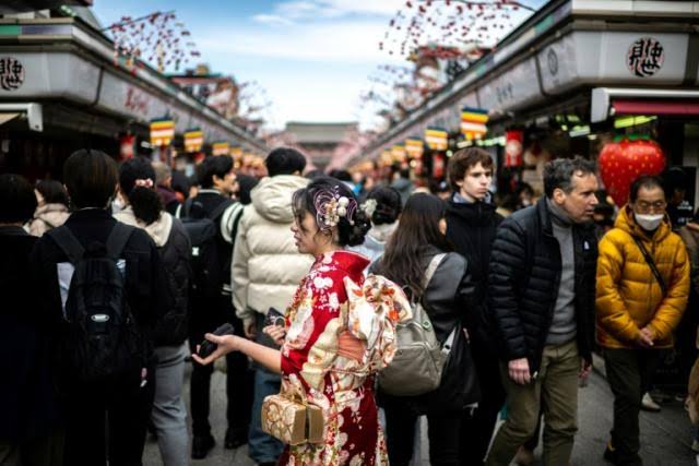 Japan's Inflation Slows to 2.3%, Yen Rebounds