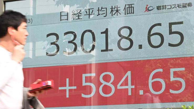 Japan’s Nikkei Hits 33-Year High