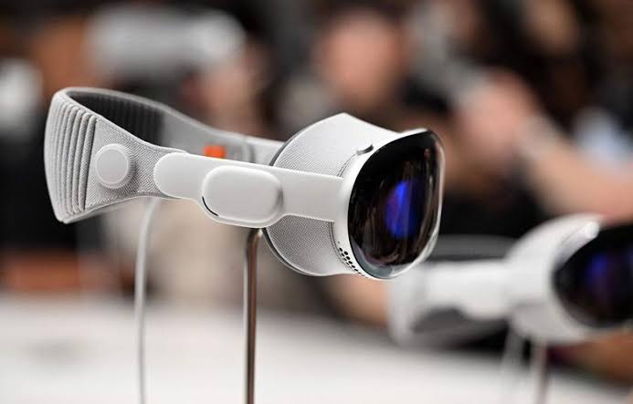 Meta and Apple Take Their Rivalry to Virtual Reality