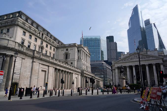 Bank of England Cuts Interest Rate in Economic Balancing Act