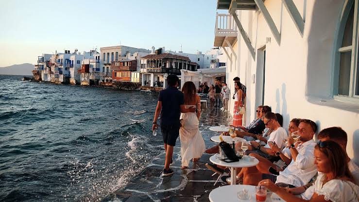 Turkish Tourists Flock to Greece Amid Rising Inflation